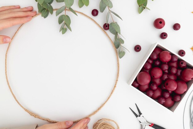 Ręcznie haftowany wzór na białym płótnie